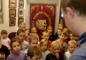 Dzieci podczas oglądania muzealiów.